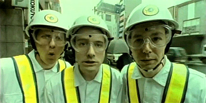 Členové skupiny Beastie Boys z videoklipu Intergalactic v kompinézách