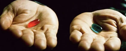 Z filmu Matrix, kde jsou ruce a v nich modrá a červená kapsle